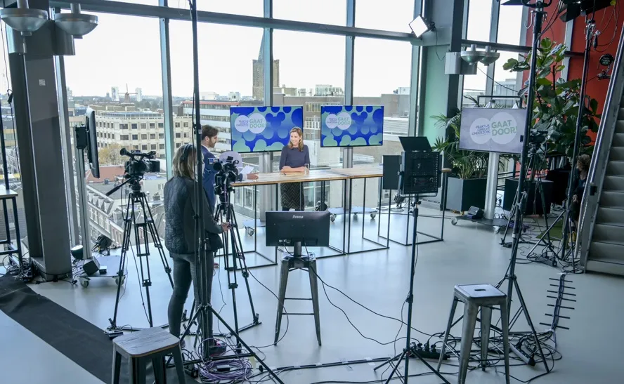 TV-studio met presentatrice en meerder camera's