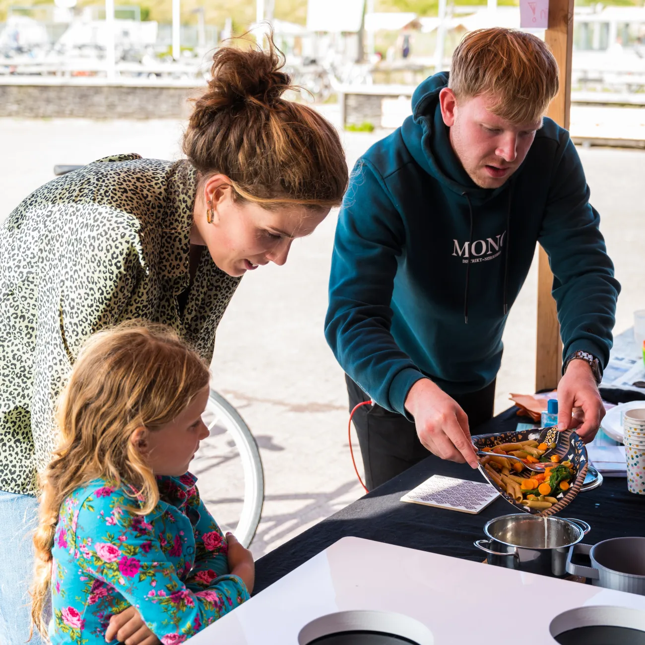 Campinggasten testen slim kooktoestel