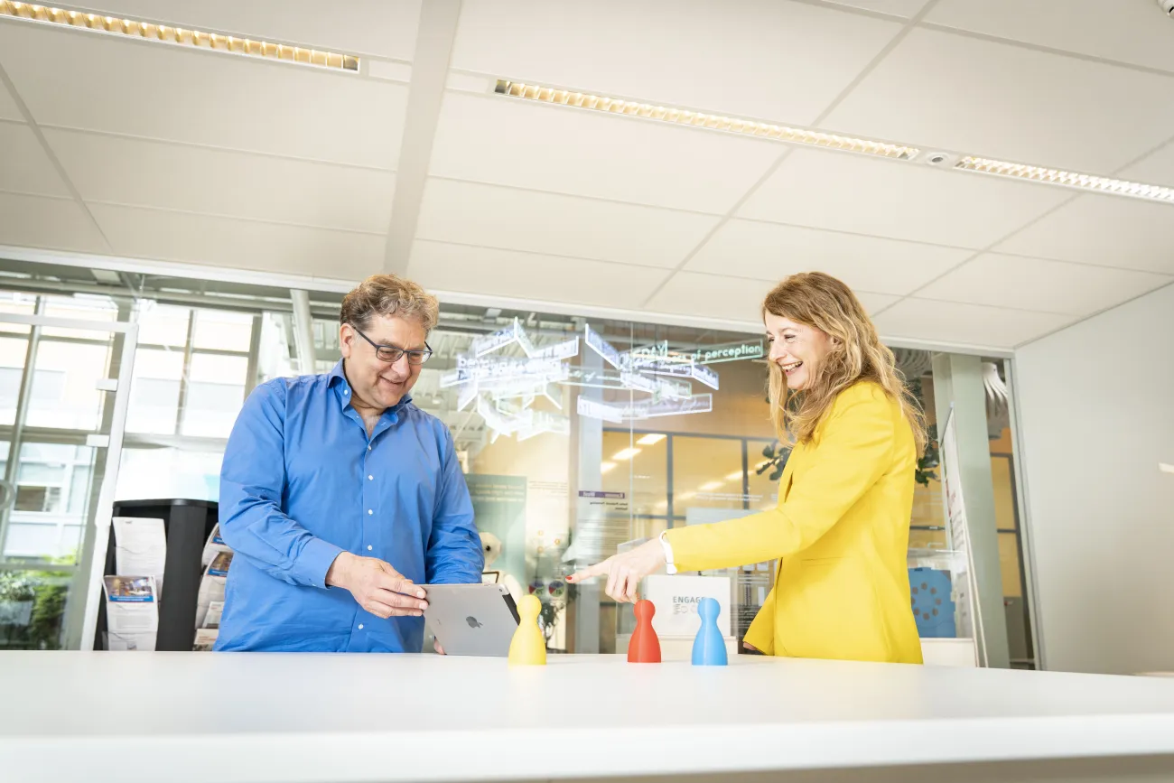 Twee mensen kijken op een Ipad