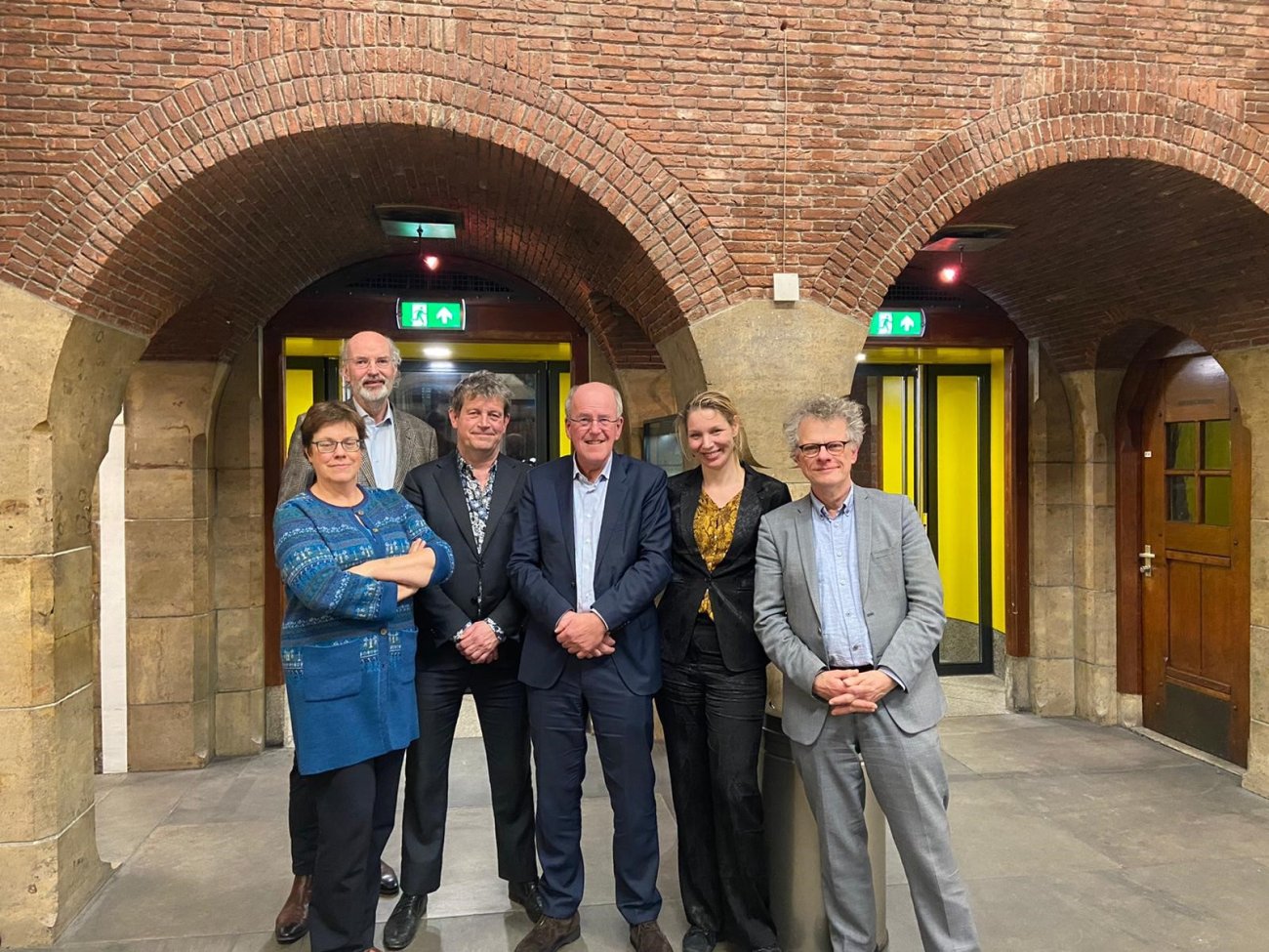 Zes mensen poseren voor foto