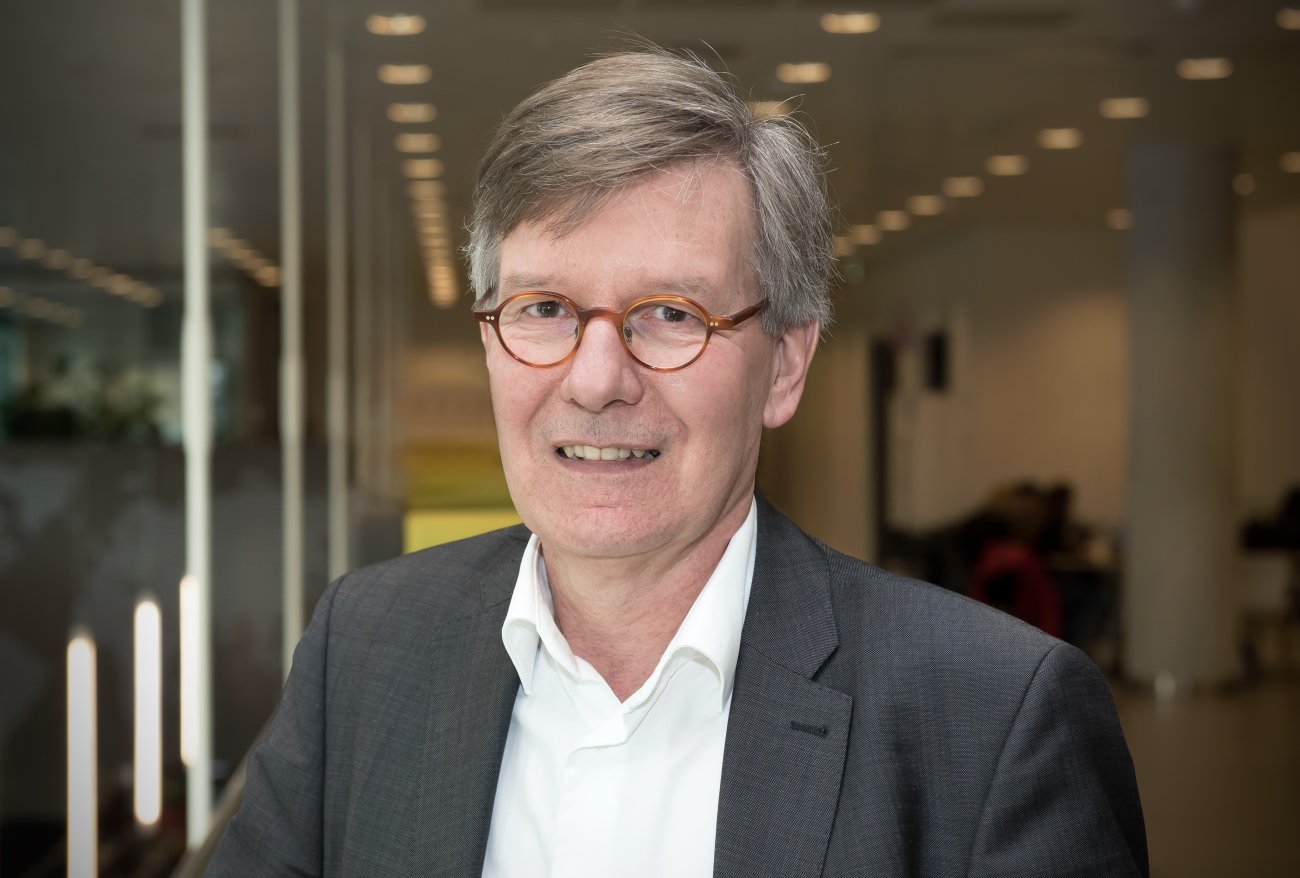 Foto van Huib de Jong in grijs pak