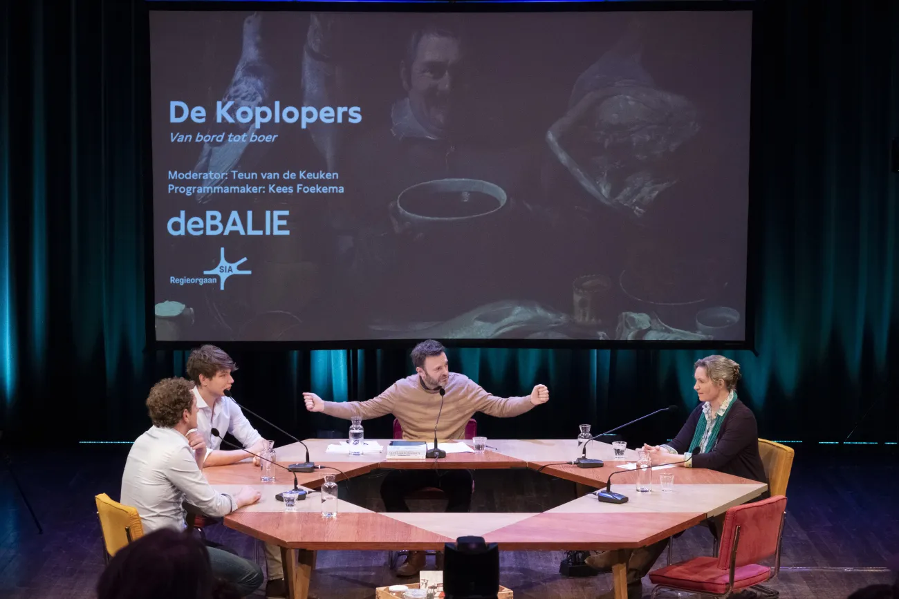 Teun van de Keuken is in gesprek met gasten Frederike Praasterink, Peter Meedendorp en Joris Thijssen tijdens een uitzending van De Koplopers in debatcentrum de Balie.