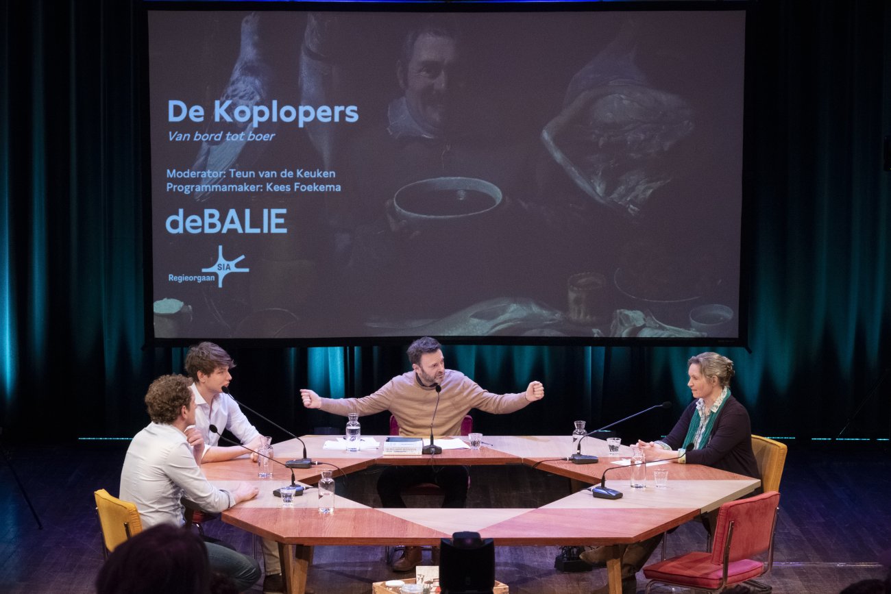 Teun van de Keuken is in gesprek met gasten Frederike Praasterink, Peter Meedendorp en Joris Thijssen tijdens een uitzending van De Koplopers in debatcentrum de Balie.