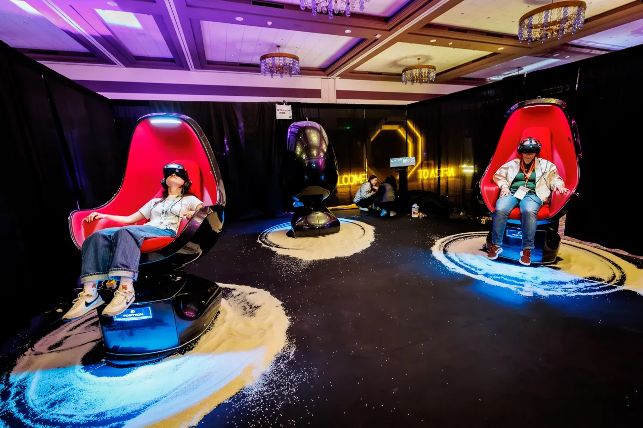 Bezoekers ervaren een VR-demo in het Astra-project van Eliza McNitt. Fotograaf: Ben Houdijk.