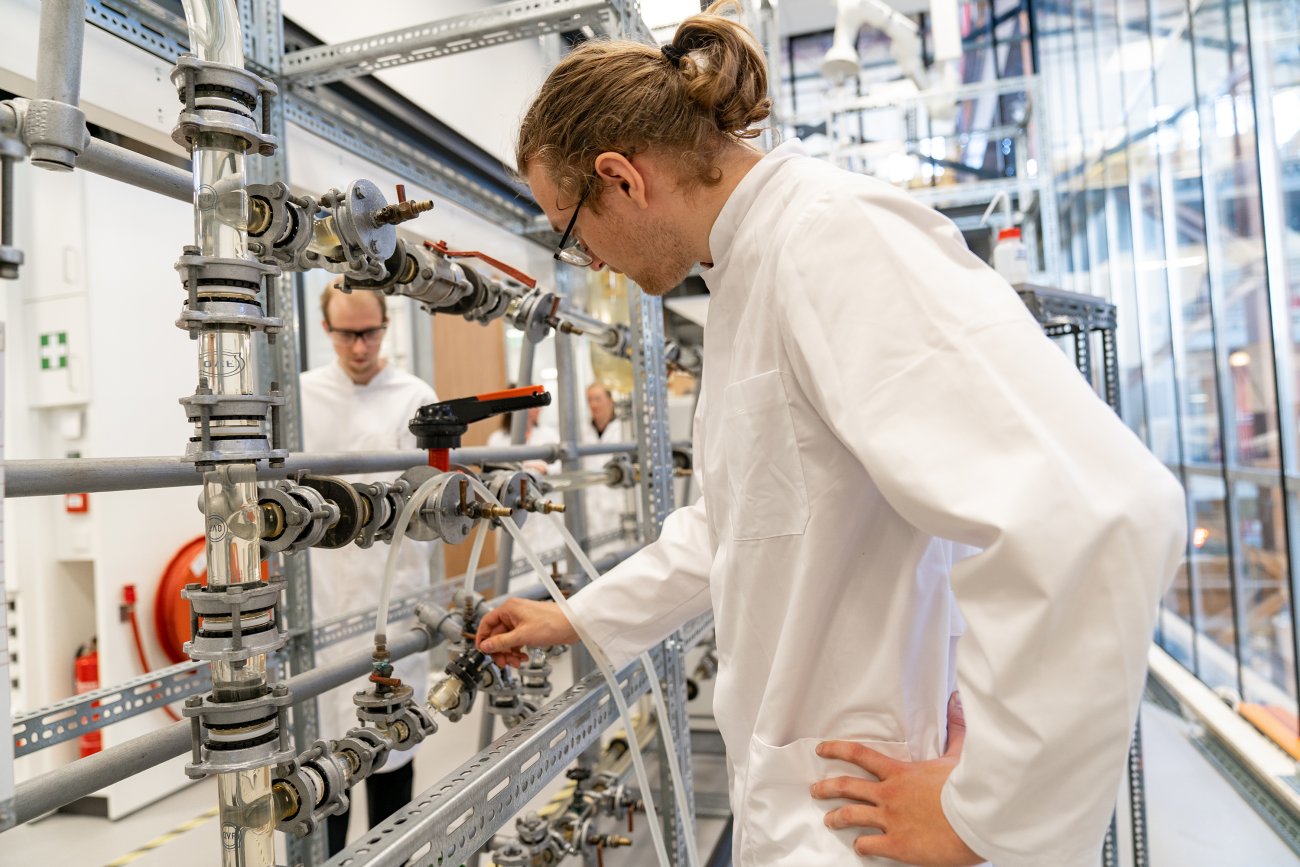 Man controleert lab-buizen