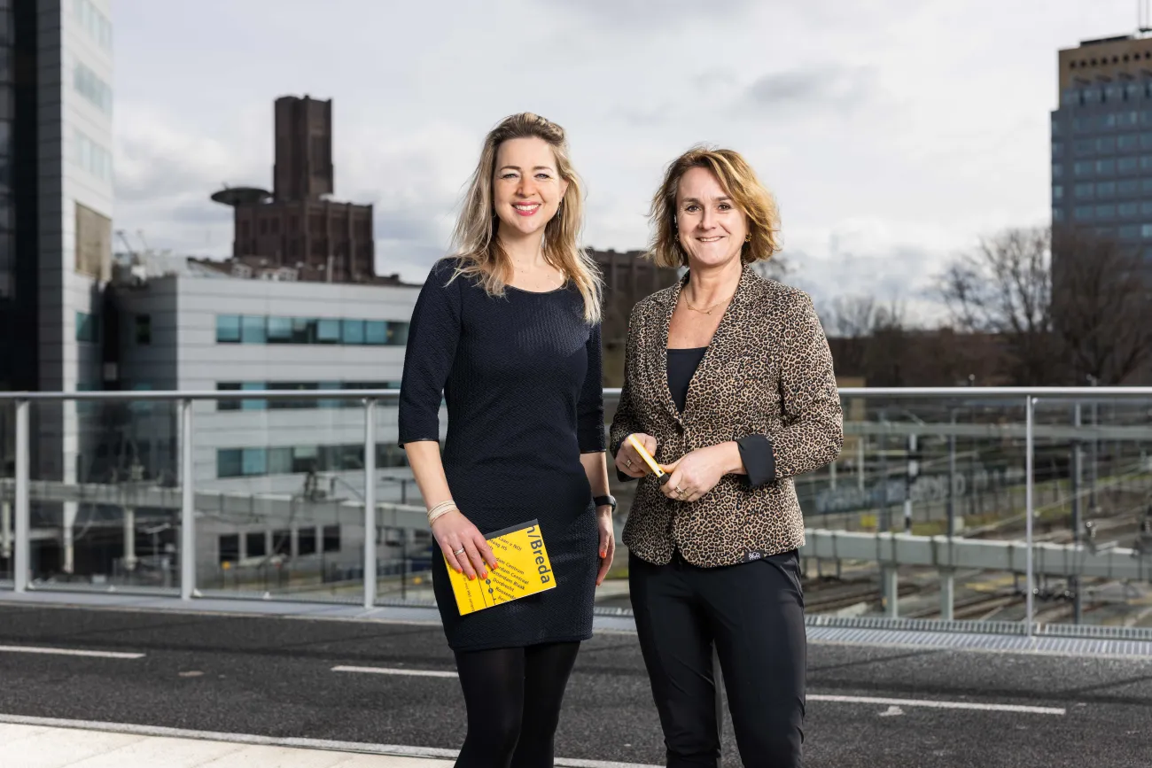 twee vrouwen met een boek 