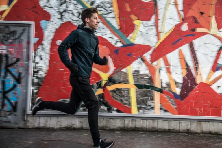 man rennen buiten graffiti