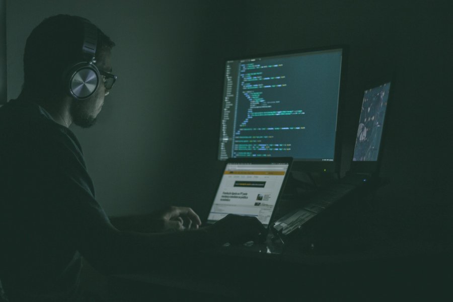 Man achter computer