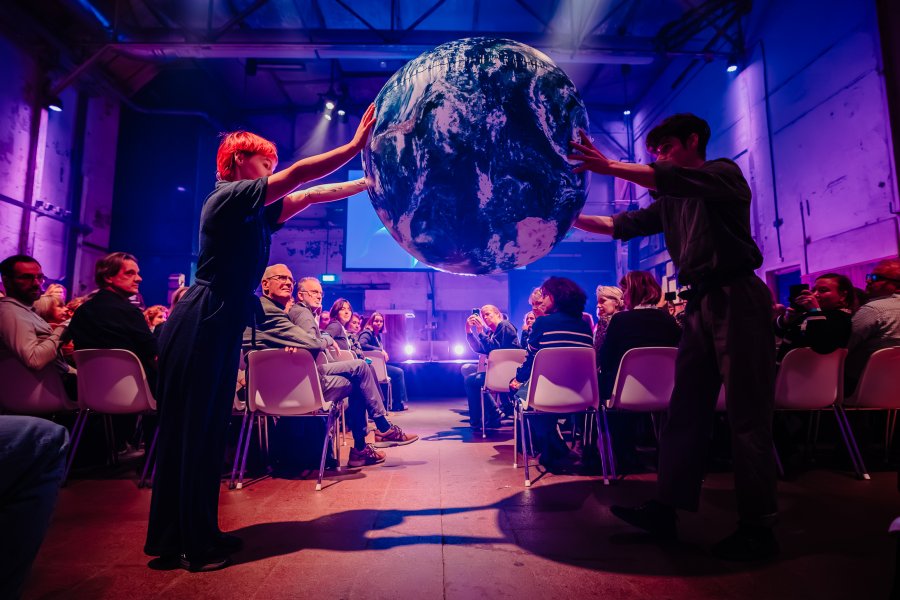 SIA-congres 2025 de wereld uitvergroot dansers met wereldbol