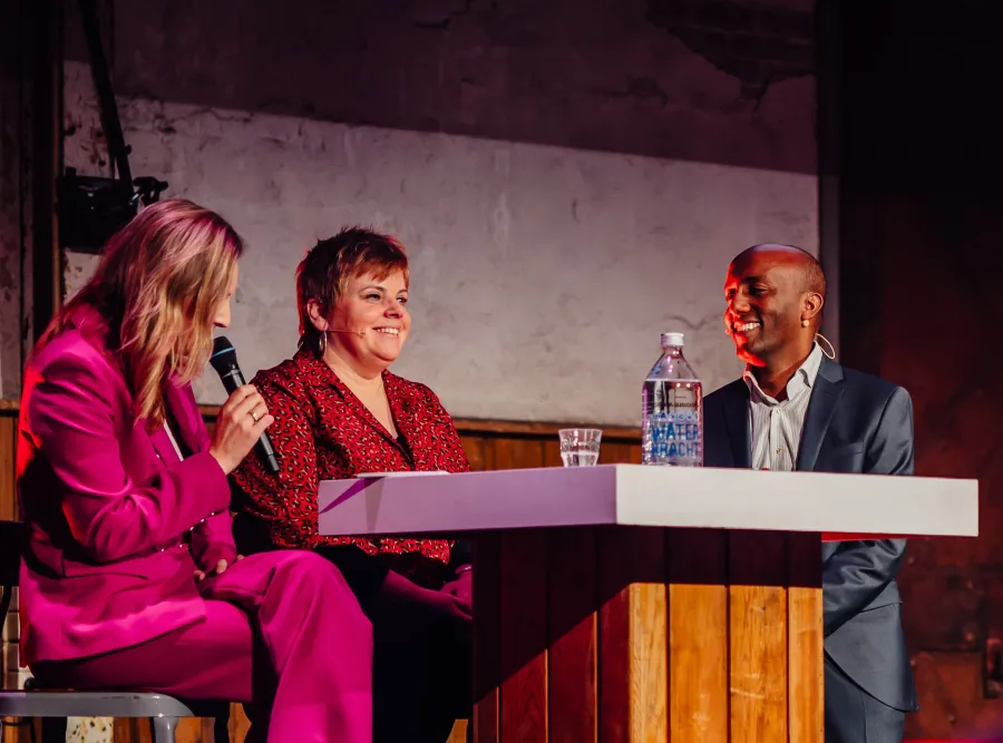 Abeje Mersha en Janine Janssen worden geïnterviewd op SIA-congres 2025