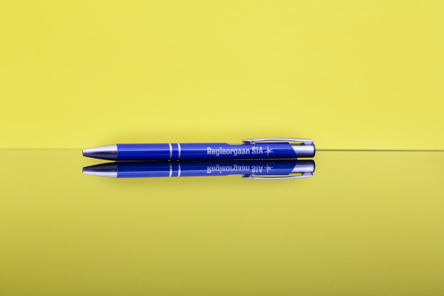 Blauwe pen met het logo van Regieorgaan SIA
