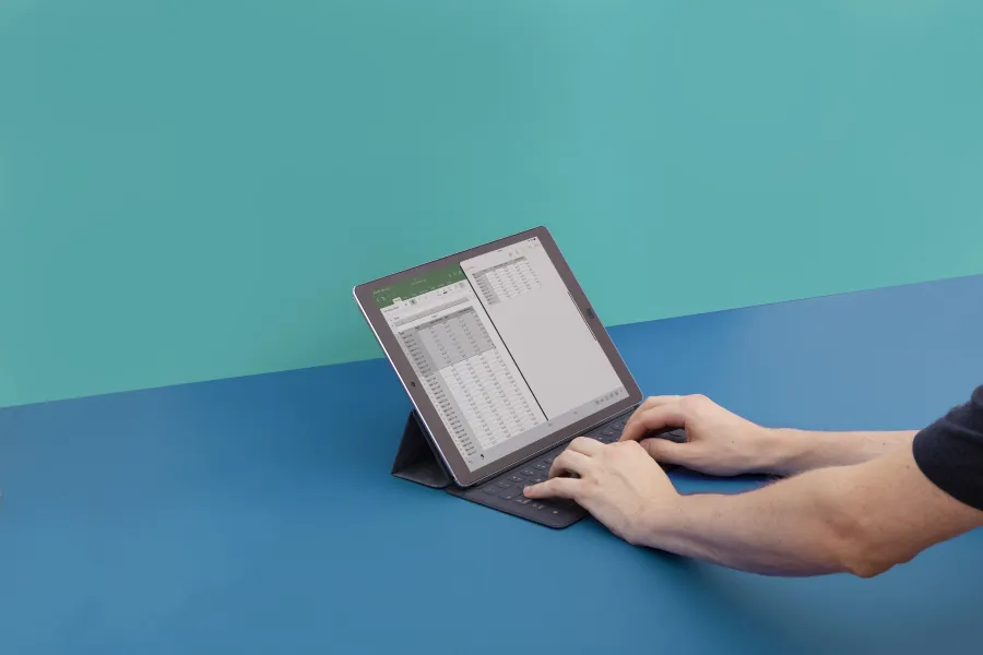 Tablet met toetsenbord en excel