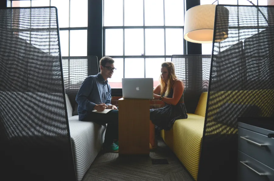 Twee personen werken samen met een laptop