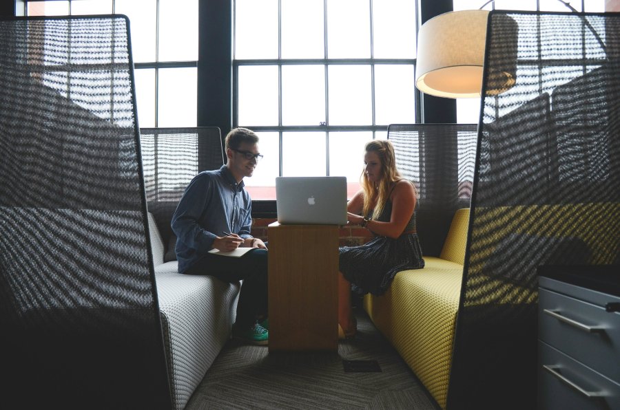 Twee personen werken samen met een laptop