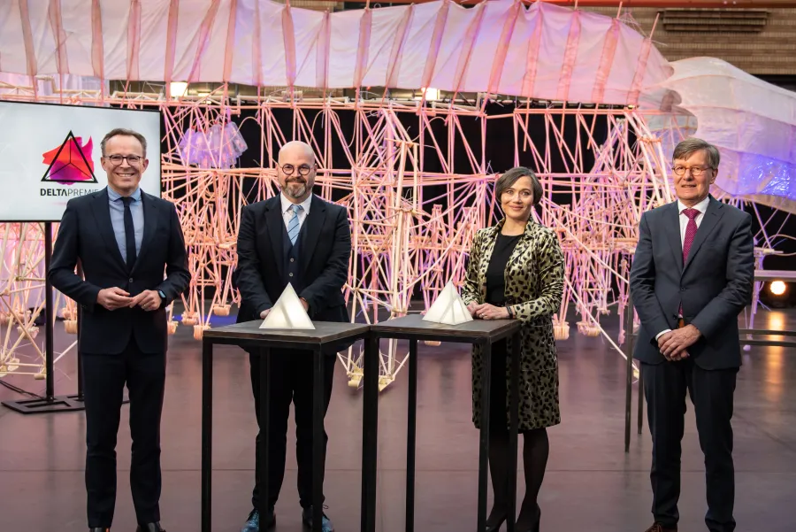Van links naar rechts: Maurice Limmen (VH), winnaars Steven Vos en Margie Topp en Huib de Jong (Regieorgaan SIA).