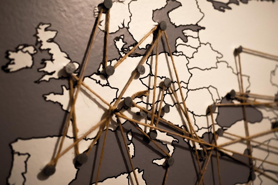 Kaart van Europa met gespannen draadjes tussen de landen om een netwerk aan te duiden